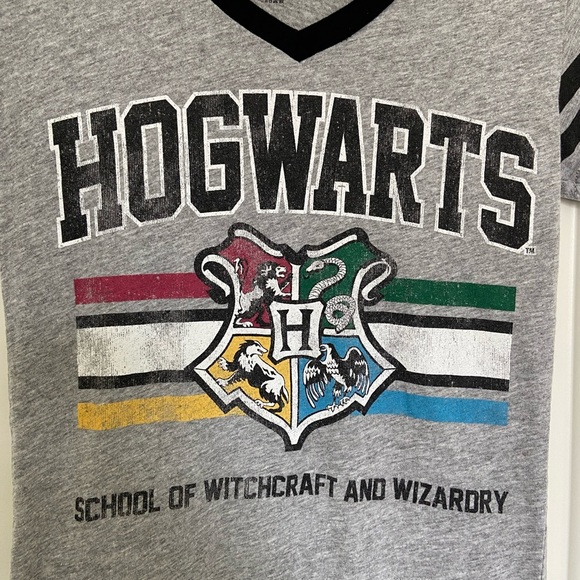 Harry Potter women’s Hogwarts v-neck graphic tshirt — small - Picture 2 of 4
